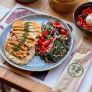 Imagine produs Pui cu humus si pesto de busuioc.