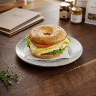 Imagine produs Bagel Omlette&Pesto -Pana la ora 14:00