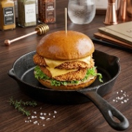Imagine produs Sandwich cu pui crispy, sos , salata, cheddar cheese