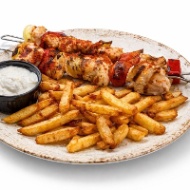 Imagine produs Frigărui de Pui și Legume la Josper cu Cartofi Prăjiți și sos Aioli