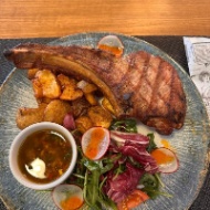 Imagine produs Tomahawk de Porc la Josper cu Chimichurri și Cartofi
