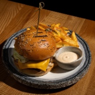 Imagine produs Burger De Vita Cu Cartofi Prajiti